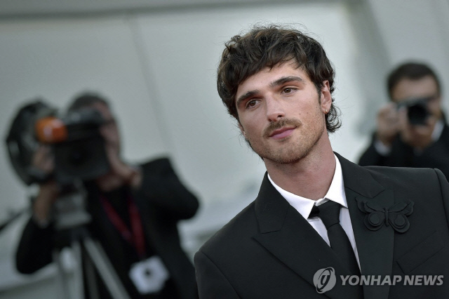 지난 19일(현지시간)에는 미국 드라마 '유포리아' 에서 주연을 맡았던 배우 제이콥 엘로디(26)가 딥페이크 음란 동영상으로 피해를 봤다. 작년 9월 베네치아국제영화제에 참석한 배우 제이콥 엘로디. [연합뉴스]